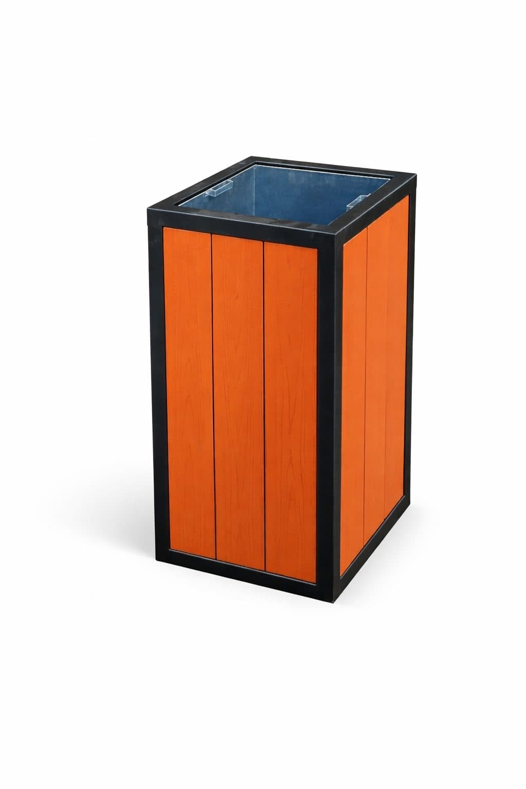 Venkovní box — jeklový rám s WPC opláštěním